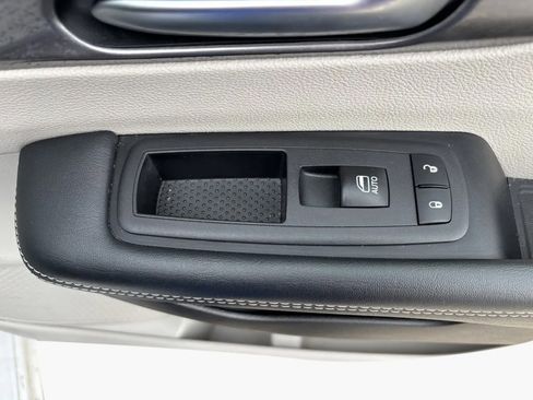 Used 2024 Chrysler Pacifica Touring-L image 28