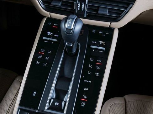 Certified 2026 Porsche Macan image 16