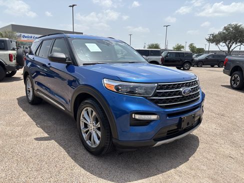 Certified 2022 Ford Explorer XLT w/ Equipment Group 202A RWD image 8