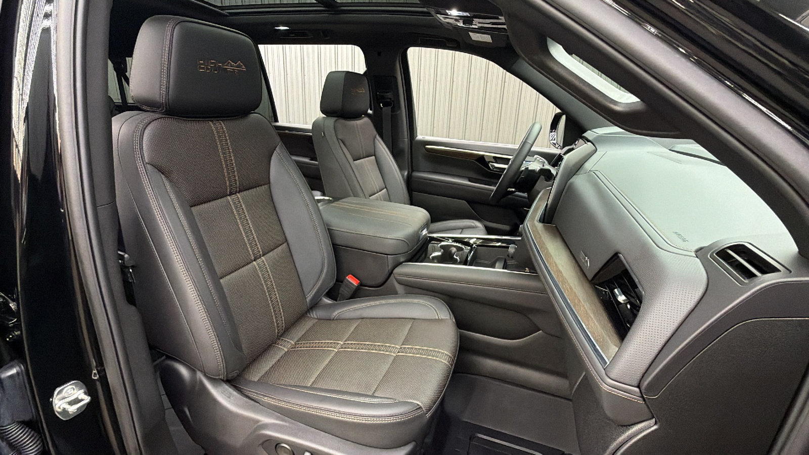 Used 2026 Chevrolet Suburban High Country w/ Sun And Tow Package AWD/4WD image 36