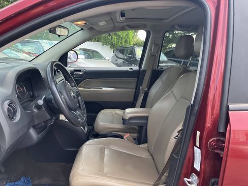 Used 2014 Jeep Compass Latitude FWD image 3
