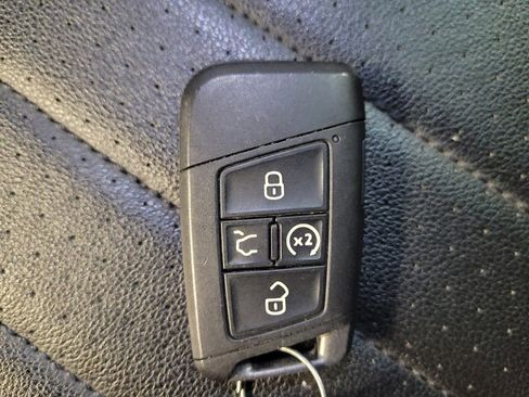 Used 2022 Volkswagen Tiguan SE w/ Panoramic Sunroof Package FWD image 32