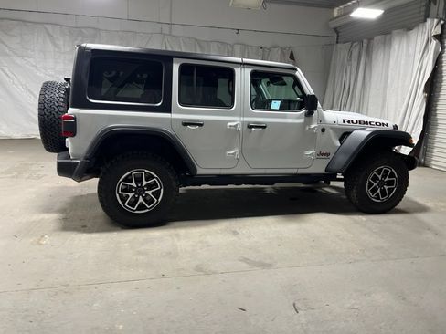 Used 2025 Jeep Wrangler Unlimited Rubicon AWD/4WD image 8