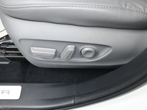 Used 2021 Toyota Highlander Limited image 12