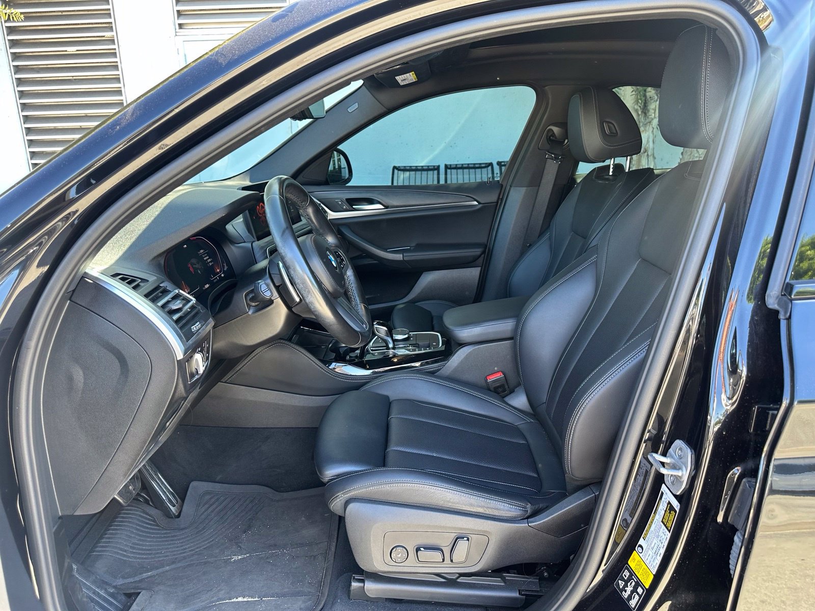 Used 2024 BMW X4 xDrive30i w/ M Sport Package AWD/4WD image 2