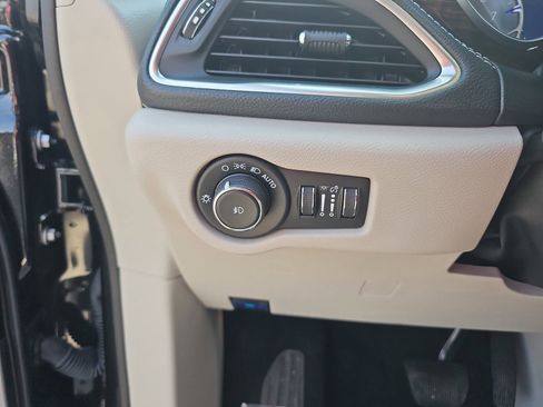 Used 2023 Chrysler Pacifica Limited w/ Uconnect Theater Family Group image 28