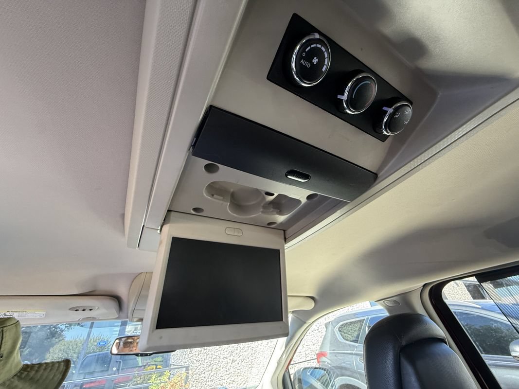 Used 2016 Chrysler Town & Country Touring FWD image 8
