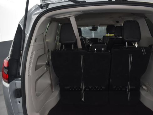 Used 2023 Chrysler Pacifica Touring-L FWD image 23