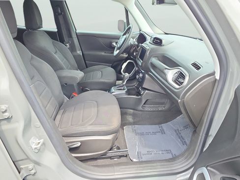 Used 2020 Jeep Renegade Latitude FWD image 18