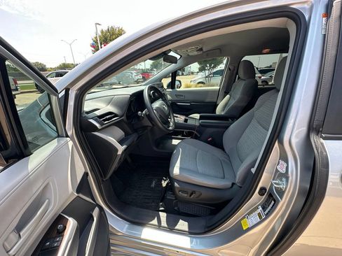 Used 2022 Toyota Sienna LE FWD image 3