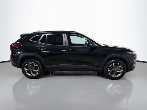 Used 2024 Chevrolet Trax LT w/ LT Convenience Package FWD image 6
