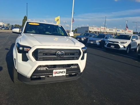 Used 2025 Toyota Tacoma SR5 AWD/4WD image 4