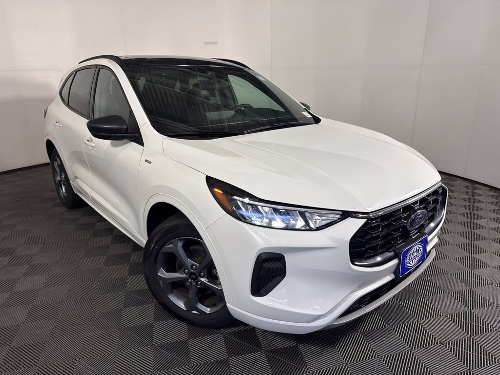 Used 2023 Ford Escape ST-Line w/ Tech Pack #1 AWD/4WD image 2