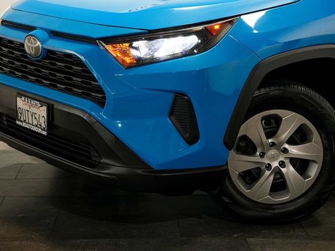Used 2019 Toyota RAV4 LE FWD image 10
