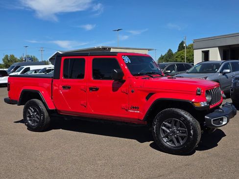 Used 2024 Jeep Gladiator Sport AWD/4WD image 3