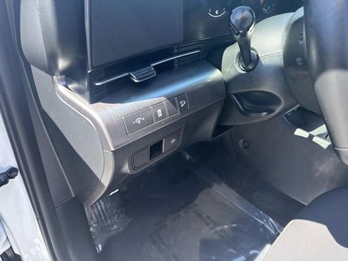 Used 2025 Hyundai Kona SEL AWD/4WD image 23