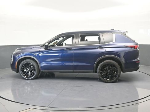 Used 2023 Mitsubishi Outlander SE image 3