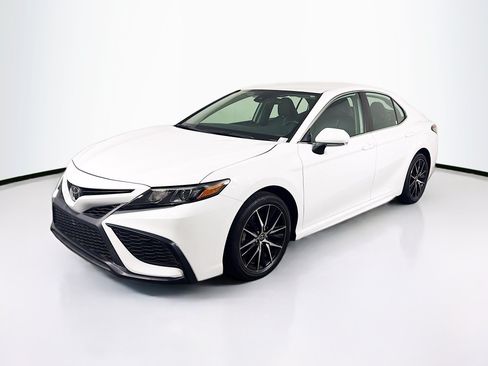 Used 2024 Toyota Camry SE FWD image 3