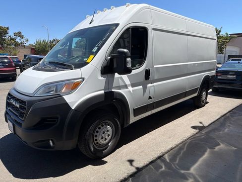 Used 2024 RAM ProMaster 2500 w/ Convenience Group FWD image 4