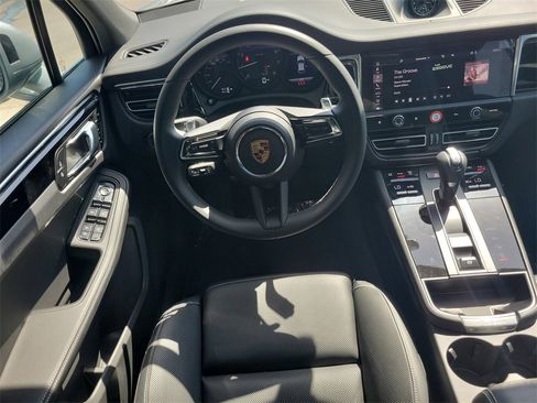 Used 2025 Porsche Macan image 21