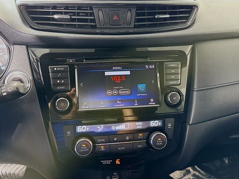 Used 2020 Nissan Rogue SV FWD image 18