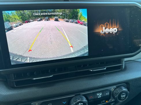 Used 2025 Jeep Wrangler Willys AWD/4WD image 27