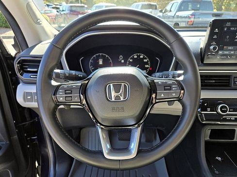Used 2025 Honda Pilot Touring image 17