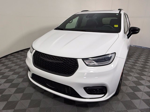 Used 2025 Chrysler Pacifica Limited FWD image 2