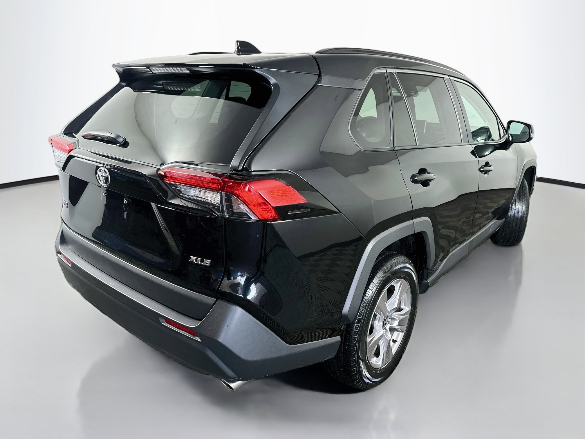 Used 2025 Toyota RAV4 XLE FWD image 7