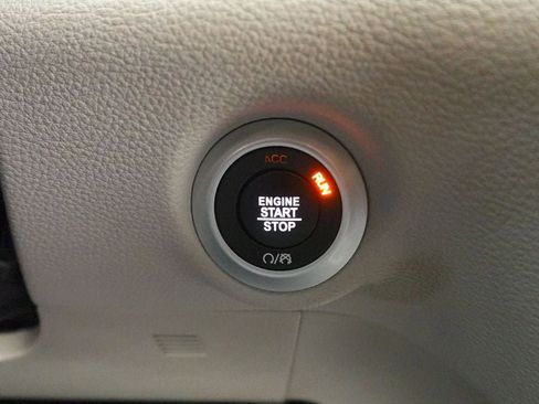 Used 2023 Chrysler Pacifica Touring-L image 21