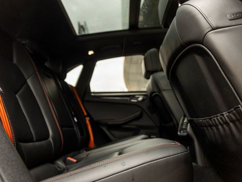 Certified 2022 Porsche Macan AWD/4WD image 38