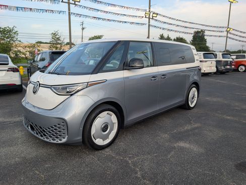 Used 2025 Volkswagen ID. Buzz 1st Edition AWD/4WD image 7