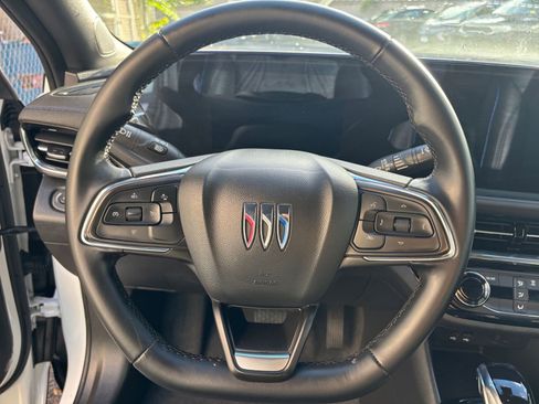 Used 2025 Buick Envista Sport Touring image 28