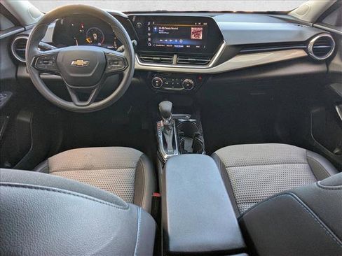 Used 2025 Chevrolet Trax LT FWD image 16