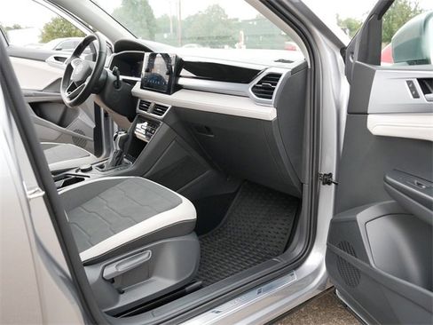 Certified 2025 Volkswagen Taos SE image 20