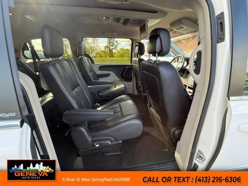Used 2013 Chrysler Town & Country Touring image 14