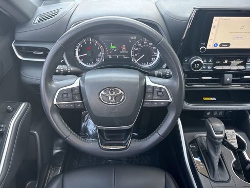 Used 2023 Toyota Highlander XSE FWD image 16