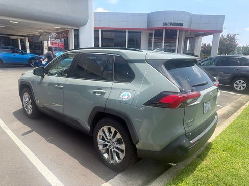 Used 2020 Toyota RAV4 XLE Premium FWD image 10