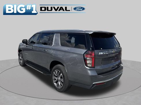 Used 2022 Chevrolet Suburban LT RWD image 3