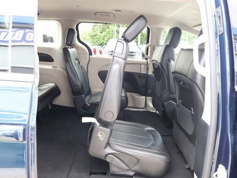 Used 2024 Chrysler Pacifica Touring-L FWD image 31