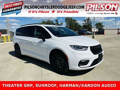 New 2026 Chrysler Pacifica Limited w/ Uconnect Theater Family Group