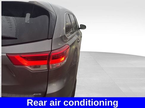 Used 2018 Toyota Highlander LE image 5