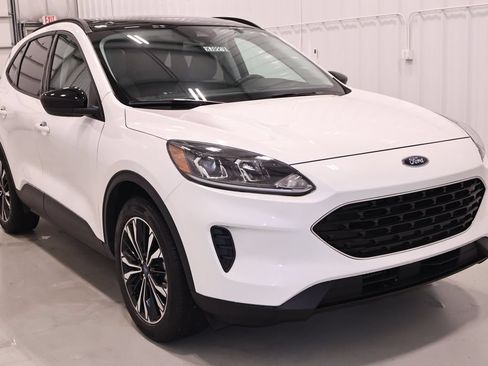 Certified 2022 Ford Escape SE w/ SE Sport Appearance Package AWD/4WD image 4
