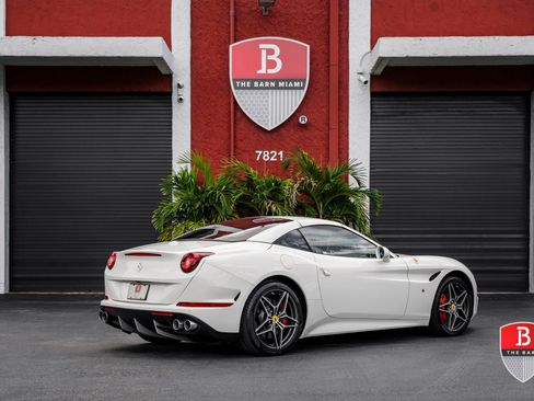 Used 2017 Ferrari California T RWD image 16