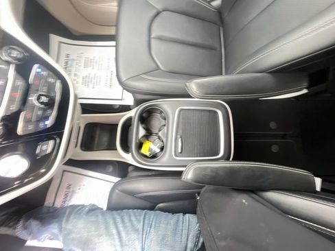 Used 2024 Chrysler Pacifica Touring-L image 12