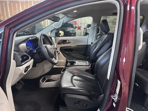 Used 2023 Chrysler Pacifica Touring-L AWD/4WD image 9