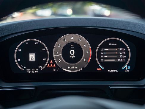 Certified 2025 Porsche Cayenne AWD/4WD image 10