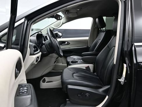 Certified 2024 Chrysler Pacifica Touring-L FWD image 19