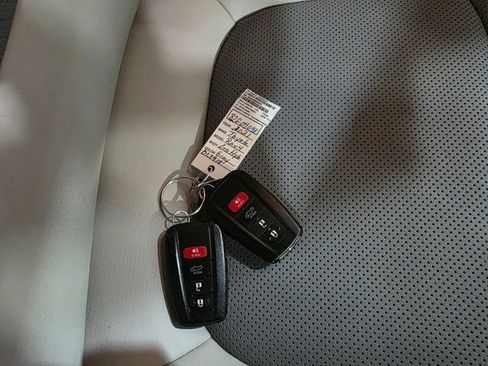 Used 2021 Toyota RAV4 Limited AWD/4WD image 9