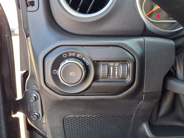 Used 2018 Jeep Wrangler Unlimited Sahara AWD/4WD image 36